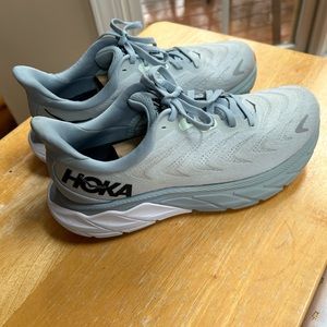 Hoka Arahi 6 - Size 7 medium width